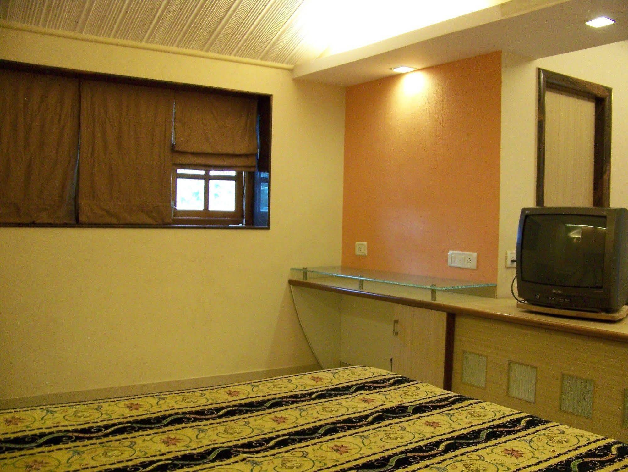 Hotel Beach Garden Мумбай Екстериор снимка